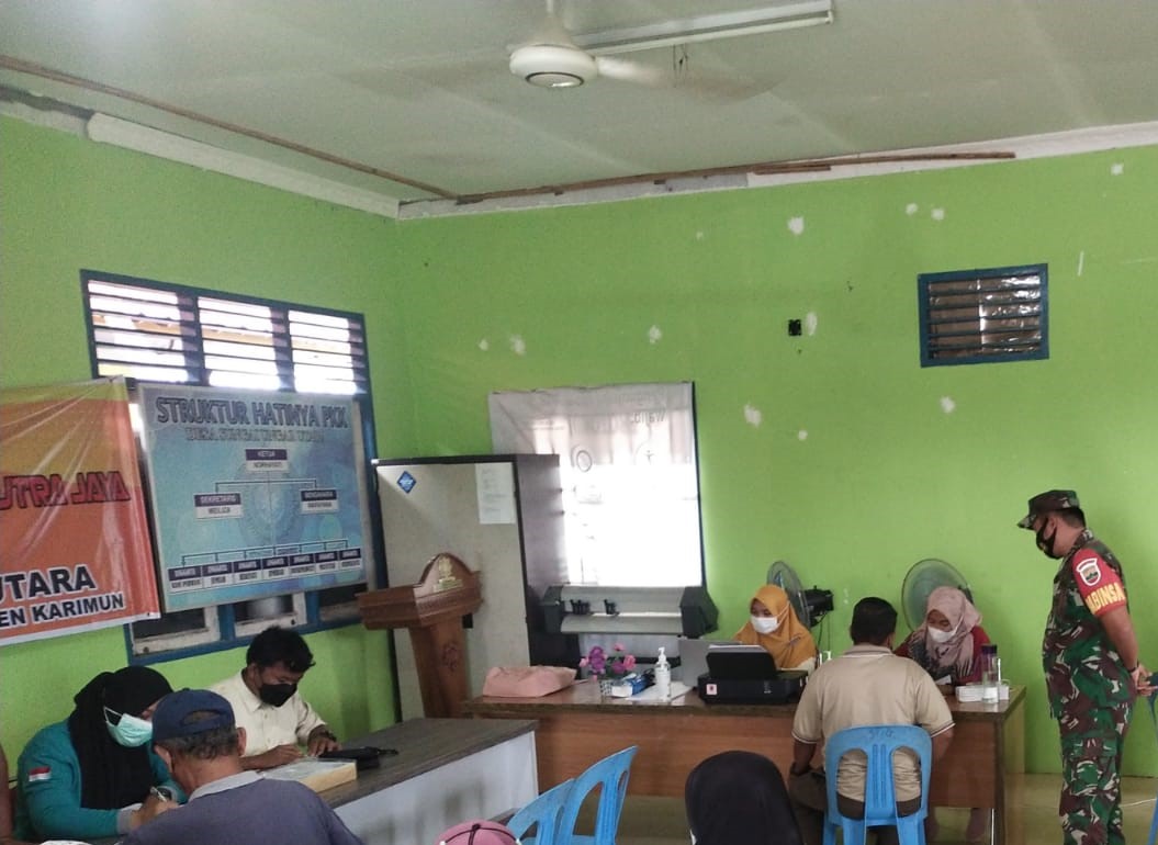 Babinsa Tanjung Berlian Kota Koramil 03/Kundur  melaksanakan kegiatan pengawasan dan pengamanan vaksinasi di kantor desa sungai Ungar Kec. Kundur Utara.