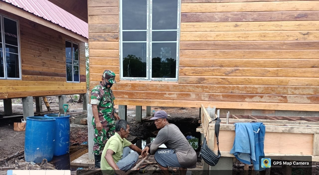 Babinsa Keban Koramil 02/Moro Koptu Benny melaksanakan kegiatan Komsos dengan warga binaan di Desa Keban Kec. Moro.