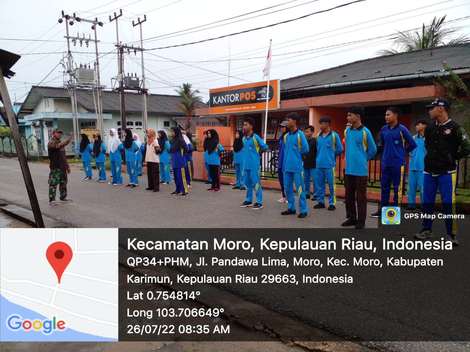 Babinsa Moro Koramil 02/Moro Serka M. Sinaga melaksanakan kegiatan latihan PBB siswa/i di SMA N 1 Moro.