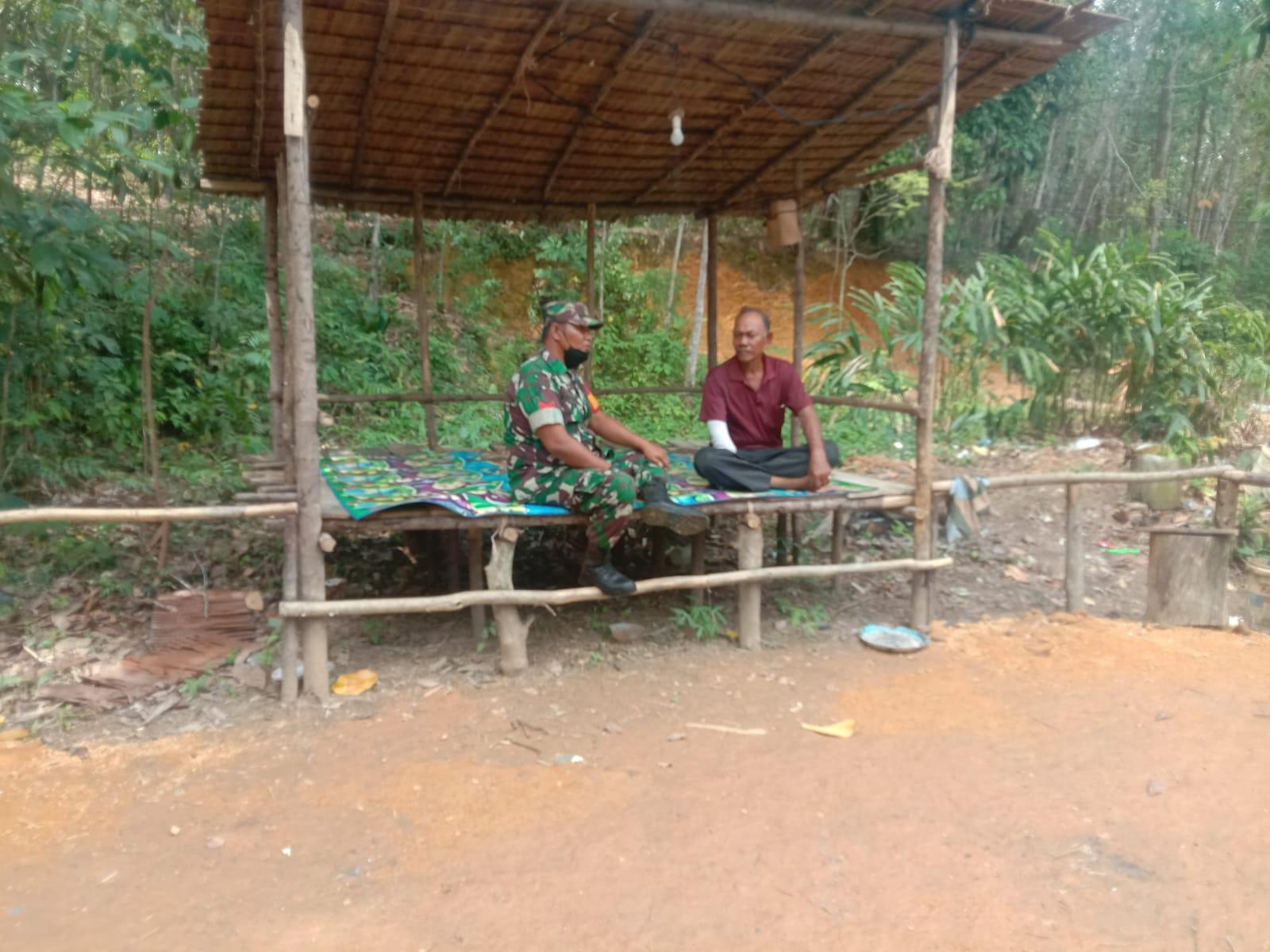 Babinsa Sungai Asam Koramil 03/Kundur Kopda Antoni melaksanakan kegiatan Komsos dengan warga binaan di Desa Sungai Asam Kec. Belat.