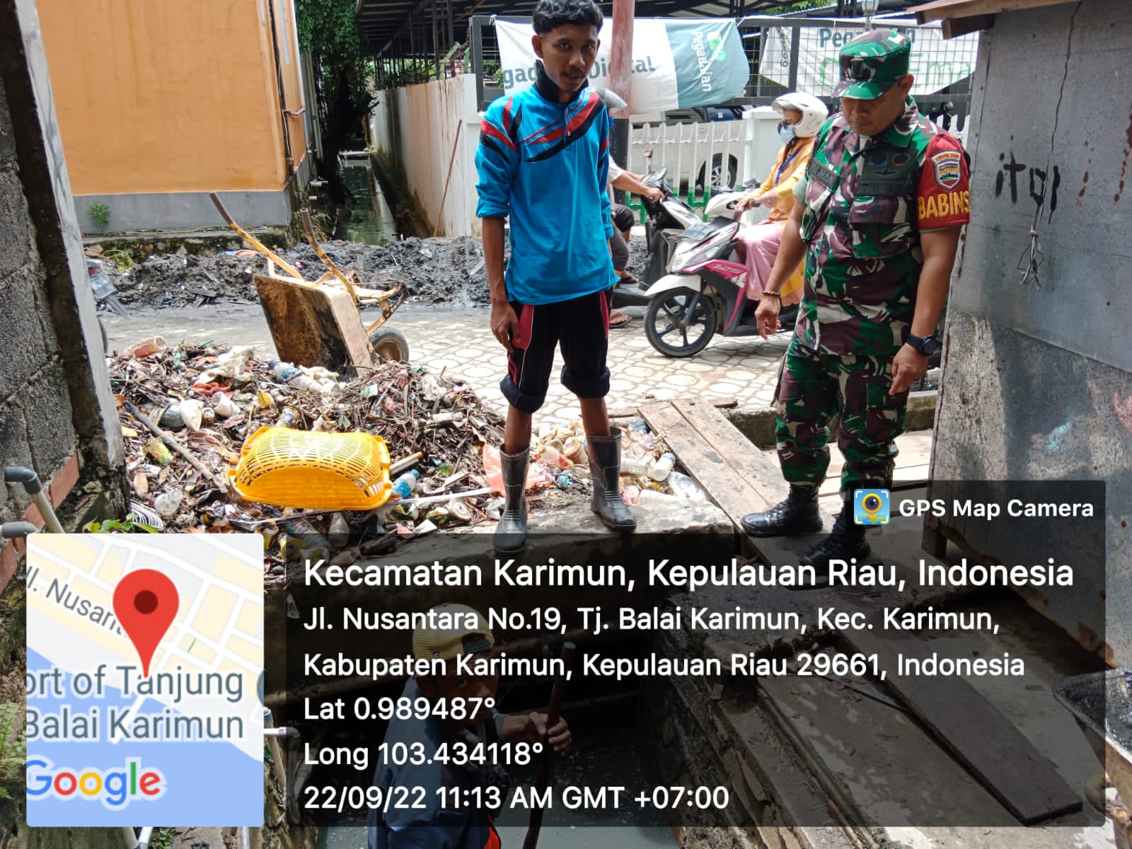 Babinsa Tanjungbalai Kota Koramil 01/Balai Sertu Misman melaksanakan kegiatan memantau parit yang berisi sampah di Pasar Malam Kel. Tanjungbalai Kota.