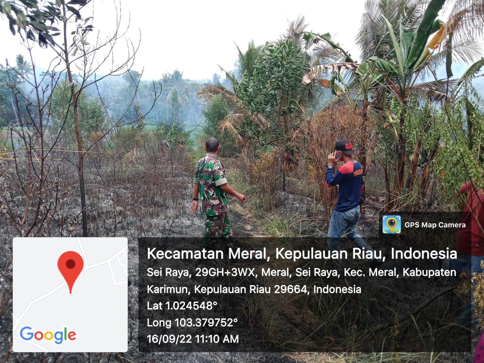 Babinsa Sungai Raya Koramil 01/Balai Serda Rafiq melaksanakan kegiatan gotong royong pemadaman api di kampung Bukit Cincin Kel. Sungai Raya.