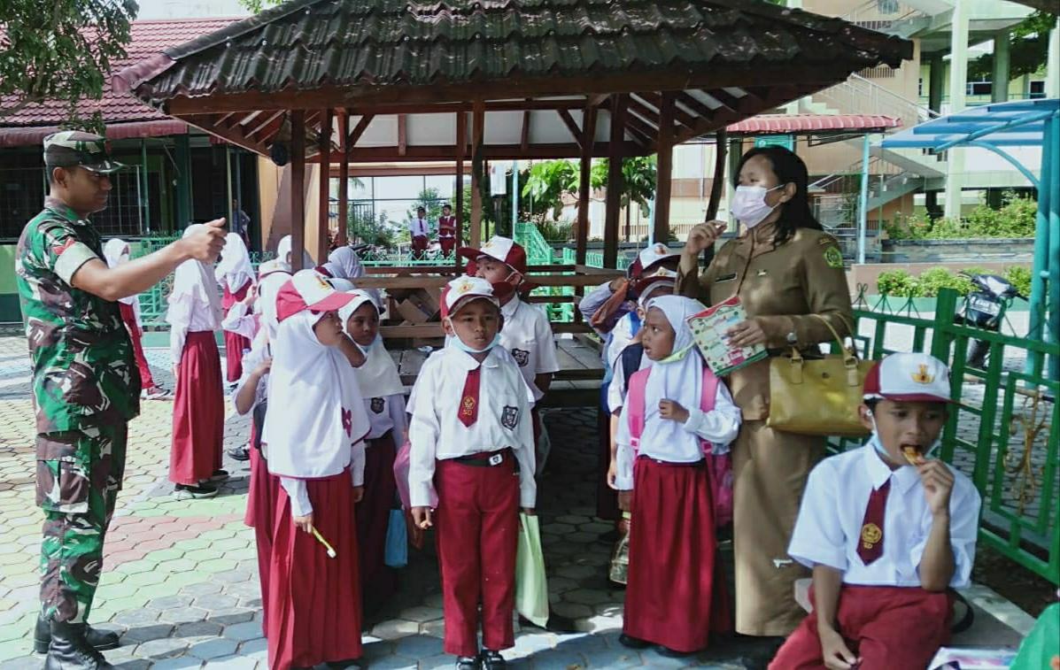 Babinsa Tanjungbalai Koramil 01/Balai Koptu Budiono melaksanakan kegiatan sosialisasi Pancasila di SD N 006 Karimun.