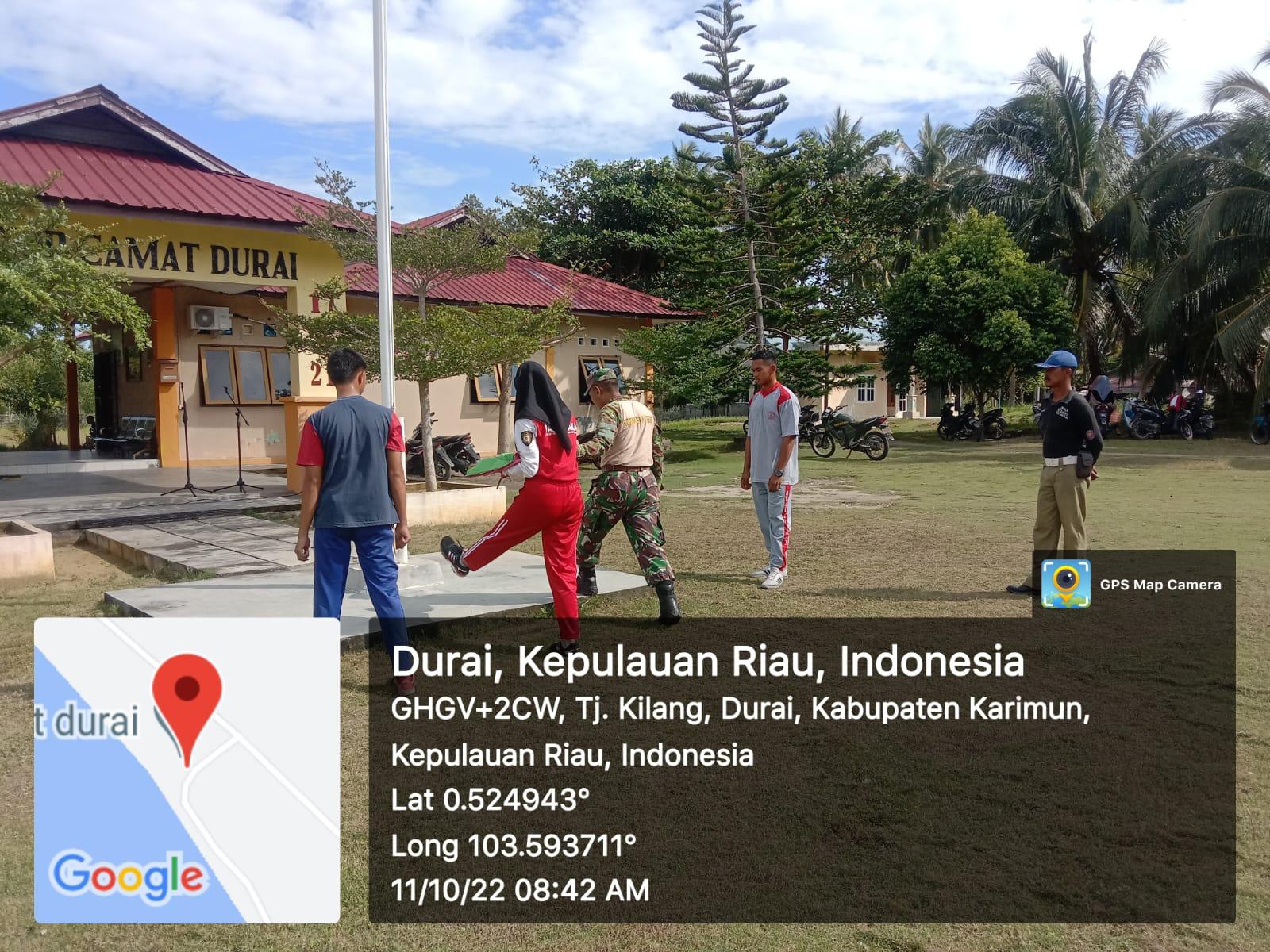 Babinsa Durai Koramil 02/Moro Serka M.A.S Parinduri melaksanakan kegiatan latihan pengibaran bendera merah putih di Lapangan Kantor Kec. Durai.