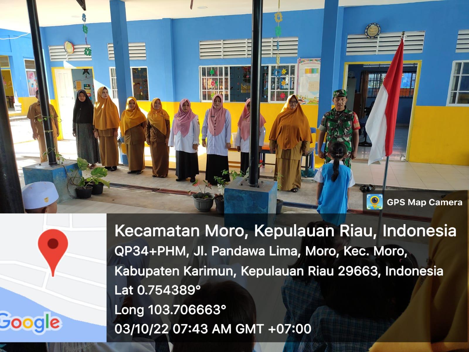 Babinsa Sangkal Koramil 02/Moro Serda Herly melaksanakan kegiatan upacara bendera di TK Pertiwi Moro