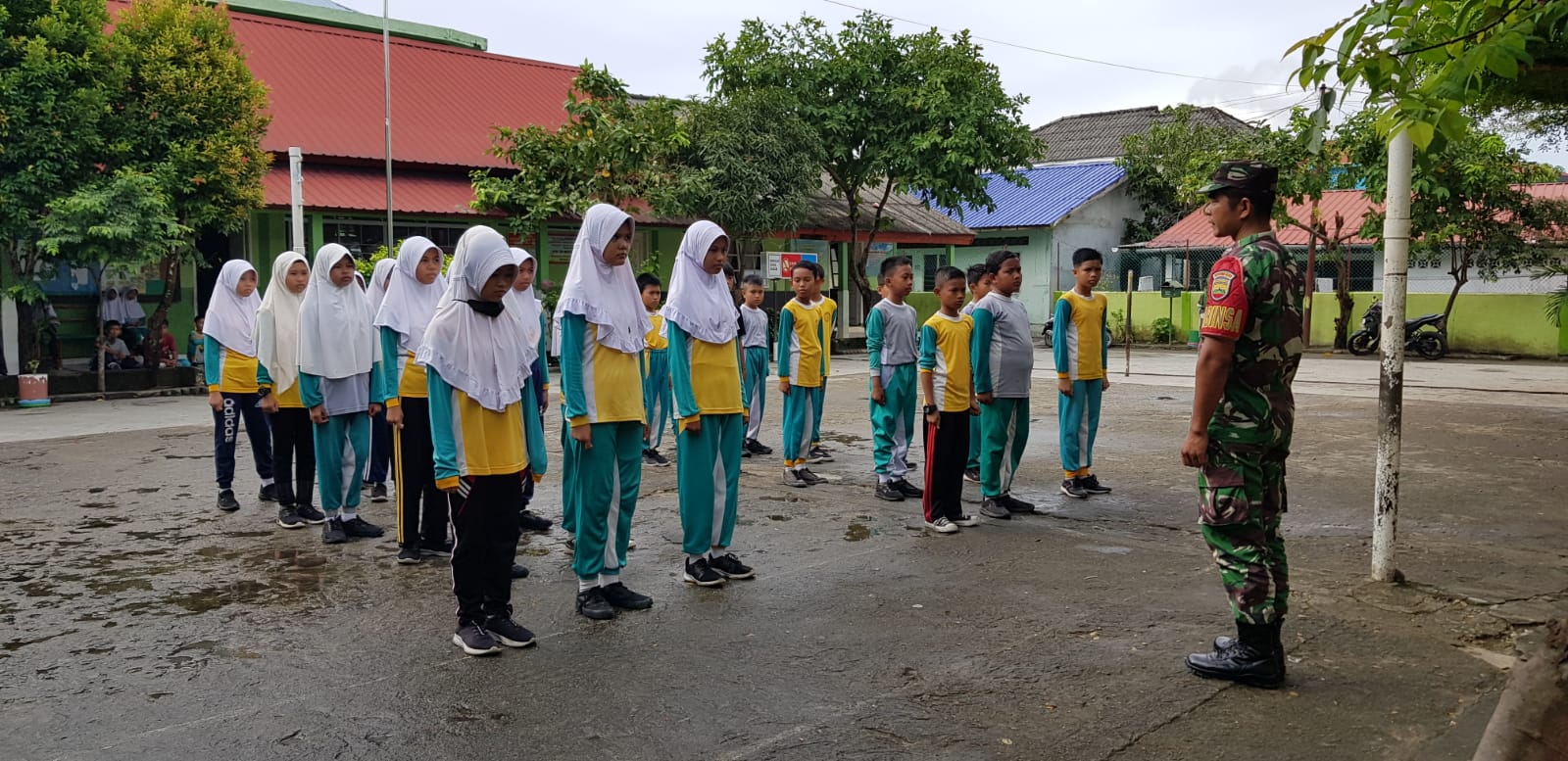 Babinsa Baran Barat Koramil 01/Balai Serda Fadly melaksanakan kegiatan latihan PBB kepada siswa/i di SD N 004 Meral.