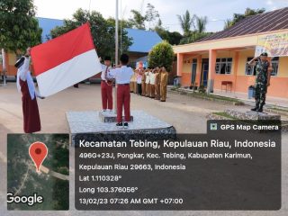 Babinsa Pongkar Koramil 04/Tebing Koptu Suhery menjadi pembina upacara bendera di SD N 011 Tebing.