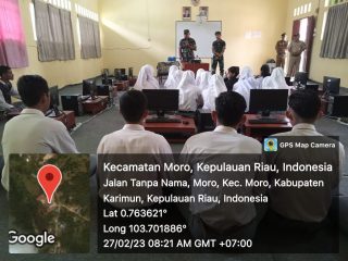 Babinsa Moro Koramil 02/Moro Serka M. Sinaga melaksanakan kegiatan Wasbang kepada siswa/i di SMK N 01 Moro